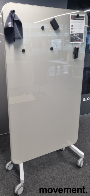 Solgt!Whiteboard i glass på hjul fra - 1 / 2