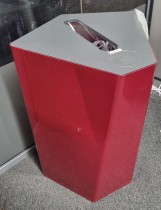 Søppelbøtte / papirkurv / kildesortering av papir i vinrødt fra Trece, modell Kite, pent brukt