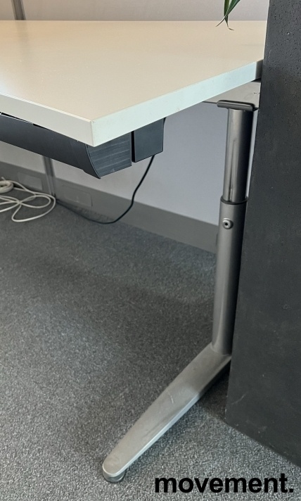 Solgt!Skrivebord i lys grå fra EFG, - 2 / 2