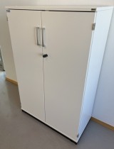 Kinnarps E-serie skap med dører i hvitt, 3 permhøyder, bredde 80cm, høyde 125cm, pent brukt