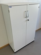 Kinnarps E-serie skap med dører i hvitt, 3 permhøyder, bredde 80cm, høyde 125cm, pent brukt