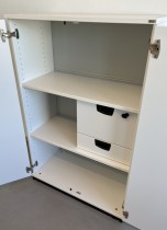 Kinnarps E-serie skap med dører i hvitt, 3 permhøyder, bredde 80cm, høyde 125cm, pent brukt