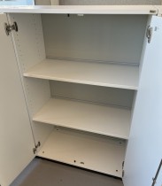Kinnarps E-serie skap med dører i hvitt, 3 permhøyder, bredde 80cm, høyde 125cm, pent brukt