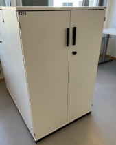 Kinnarps E-serie skap med dører i hvitt, 3 permhøyder, bredde 80cm, høyde 125cm, pent brukt
