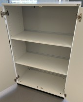 Kinnarps E-serie skap med dører i hvitt, 3 permhøyder, bredde 80cm, høyde 125cm, pent brukt