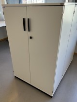 Kinnarps E-serie skap med dører i hvitt, 3 permhøyder, bredde 80cm, høyde 125cm, pent brukt