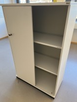 Kinnarps E-serie skap med skyvedører i hvitt, 3 permhøyder, bredde 80cm, høyde 125cm, pent brukt