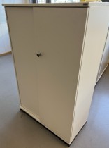Kinnarps E-serie skap med skyvedører i hvitt, 3 permhøyder, bredde 80cm, høyde 125cm, pent brukt