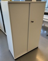Kinnarps E-serie skap med skyvedører i hvitt, 3 permhøyder, bredde 80cm, høyde 125cm, pent brukt