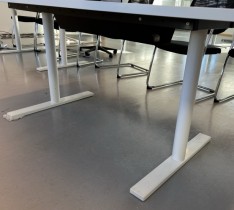 Kompakt møtebord fra Svenheim i hvitt, 200x90cm, passer 6-8 personer, pent brukt