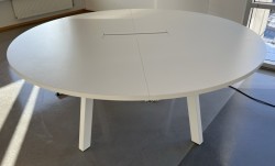 Rundt møtebord i hvitt fra Svenheim, modell Factor, Ø=180cm, pent brukt