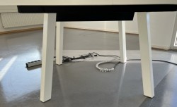 Rundt møtebord i hvitt fra Svenheim, modell Factor, Ø=180cm, pent brukt