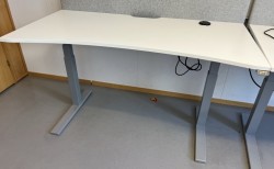 Skrivebord med elektrisk hevsenk i hvitt / grått fra Svenheim, 160x80cm, pent brukt