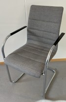 Konferansestol / stablestol i grått stoff / krom fra Brunner, modell Fina med armlene, pent brukt