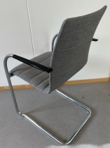 Konferansestol / stablestol i grått stoff / krom fra Brunner, modell Fina med armlene, pent brukt