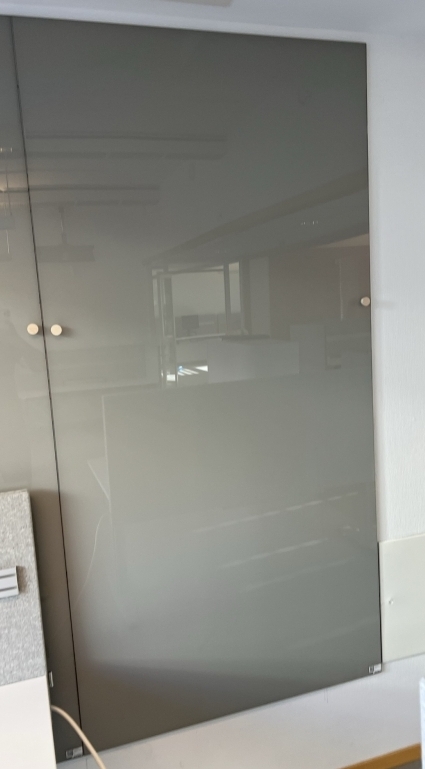 Whiteboard i varmgrått glass fra