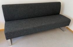 Sittebenk / sofa for kantine e.l i mørkt grått stoff fra Materia, Monolite, bredde 170cm, pent brukt