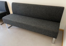 Sittebenk / sofa for kantine e.l i mørkt grått stoff fra Materia, Monolite, bredde 170cm, pent brukt