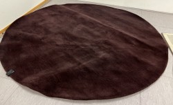 Lekkert teppe i dyp lilla fra Massimo, Ø=240cm, modell Earth Bamboo, pent brukt