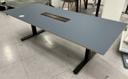 Møtebord med elektrisk hevsenk i blå linoleum / sort fra EFG, 210x90cm, passer 6-8 personer, pent brukt