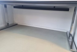 SA Möbler rektangulært skrivebord 180x82cm, sort bordplate / krom understell, pent brukt