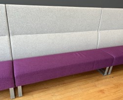 Sittebenk / sofa for kantine e.l i lyst grått ullstoff, sete i lilla stoff fra Materia, Monolite høy rygg, bredde 170cm, pent brukt