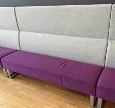 Sittebenk / sofa for kantine e.l i lyst grått ullstoff, sete i lilla stoff fra Materia, Monolite høy rygg, bredde 170cm, pent brukt