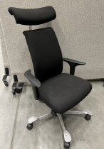 Håg H05 5500 kontorstol i sort med høy rygg, swingbackarmlener og nakkepute, pent brukt