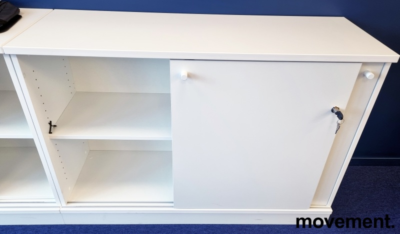 Solgt!Lavt skap 2H med skyvedører i hvitt