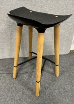 Barstol i sort / eik fra Quinze & Milan, modell Pilot, sittehøyde 63cm, pent brukt