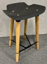Barstol i sort / eik fra Quinze & Milan, modell Pilot, sittehøyde 63cm, pent brukt