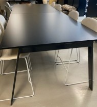 Høyt fra Edsbyn møtebord i sort, 317x124cm, 91cm høyde, passer 10-12 personer, pent brukt