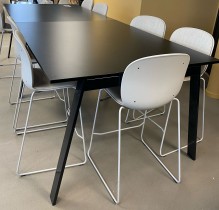 Høyt fra Edsbyn møtebord i sort, 317x124cm, 91cm høyde, passer 10-12 personer, pent brukt