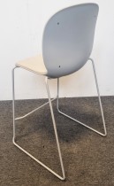 Barstol fra RBM, modell Noor Up, lys grå / beige polstret sete, 65cm sittehøyde, pent brukt