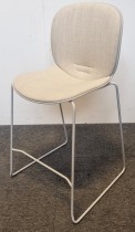 Barstol fra RBM, modell Noor Up, lys grå / beige polstret sete, 65cm sittehøyde, pent brukt