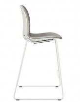 Barstol fra RBM, modell Noor Up, lys grå / beige polstret sete, 65cm sittehøyde, pent brukt