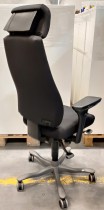 Kontorstol: Kinnarps Synchrone 8000, høy rygg med Y-søm, armlener, nakkepute, NYTRUKKET i sort, grått kryss, pent brukt