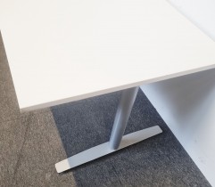 Skrivebord med elektrisk hevsenk i hvitt / grått fra Svenheim, 160x80cm, pent brukt
