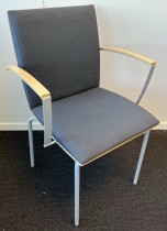 Konferansestol i mørkt grått stoff / bjerk fra ISKU, armlener, pent brukt