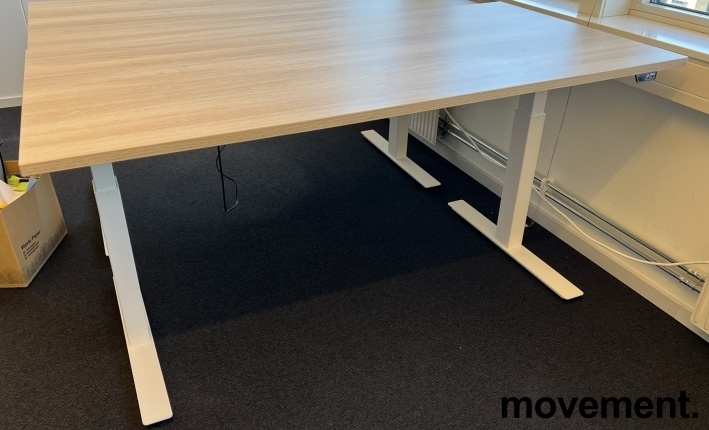 Solgt!Skrivebord med elektrisk hevsenk - 1 / 2