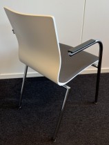 Konferansestol i hvitt / mørkt grått stoff / krom fra AJ Produkter, modell Whistler med armlene, pent brukt
