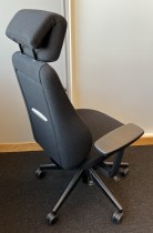 Kontorstol i sort med høy rygg og nakkepute fra ISKU, modell  Step+, armlene, pent brukt