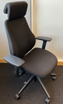 Kontorstol i sort med høy rygg og nakkepute fra ISKU, modell  Step+, armlene, pent brukt