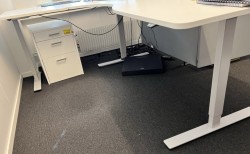 Skrivebord med elektrisk hevsenk i hvitt / grått fra Linak, 200x160cm, venstreløsning, pent brukt