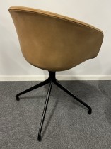 HAY About a chair AAC 21 i NYTRUKKET i lyst brunt kunstlær, ben i sortlakkert metall, pent brukt
