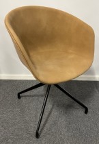 HAY About a chair AAC 21 i NYTRUKKET i lyst brunt kunstlær, ben i sortlakkert metall, pent brukt