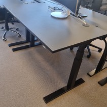 Skrivebord med elektrisk hevsenk i mørk grå linoleum / sort fra Svenheim, 140x80cm, pent brukt
