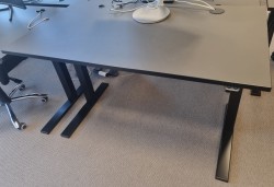 Skrivebord med elektrisk hevsenk i mørk grå linoleum / sort fra Svenheim, 140x80cm, pent brukt