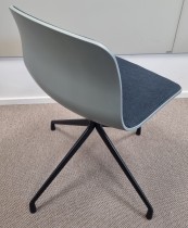 HAY About a chair AAC 10 i blek grønn / grått polstret sete, ben i sortlakkert metall, pent brukt