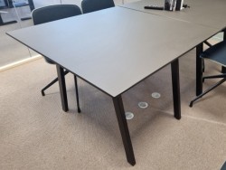 Møtebord i antrasittgrått / sort fra Svenheim Factor-serie, 100x100cm, pent brukt